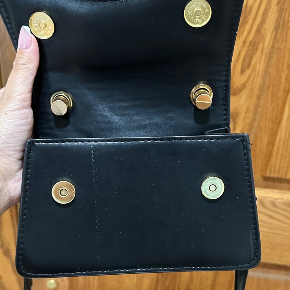 Elegant Black Handbag - Picture 2 of 7